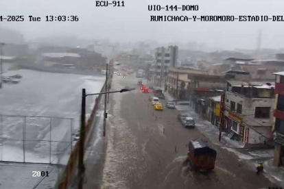 En el sector del estadio del Aucas el sistema de alcantarillado colapsó.