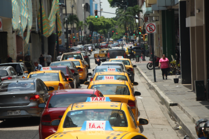 Los cierre viales provocan que el tránsito se intensifique en algunas zonas del centro de Guayaqui