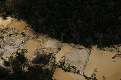 Fotografía facilitada por Greenpeace que ha publicado hoy 8 de abril de 2025 un informe que indica que la minería ilegal del oro prolifera en la selva amazónica