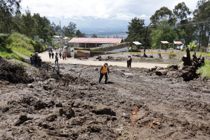 Una jornada de lluvias continuas en Conocoto ocasionó que la quebrada Los Arupos se desbordara.