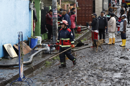 Un río y una quebrada se desbordaron en el sur de Quito, Turubamba y Guajaló se inundaron
