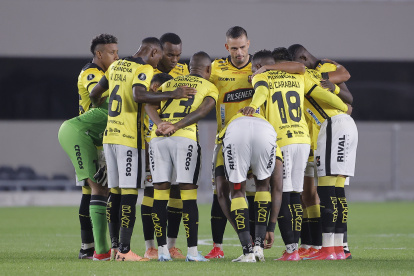 Jugadores de Barcelona se abrazan en un partido de la fase de grupos de la Copa Libertadores ante River Plate en el estadio Más Monumental, en Buenos Aires (Argentina)