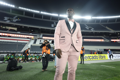 El entrenador de Barcelona Segundo Alejandro Castillo vestido de rosa en el Más Monumental.