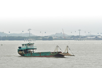 Se plantea la implementación de un sistema de transporte fluvial en el río Guayas.