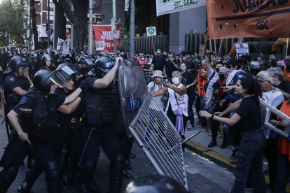 Policías se han enfrentado con jubilados argentinos durante marchas anteriores.