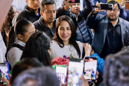 La candidata correísta recorre el país realizando el cierre de su campaña.