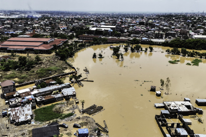 Esta foto aérea, tomada el 7 de abril de 2025 en Kinshasa, muestra casas inundadas a orillas del río Ndjili tras las lluvias torrenciales que cayeron en la capital de la República Democrática del Congo (RDC), así como en la vecina provincia de Kongo Central. En Kinshasa, al menos 33 personas murieron en las últimas inundaciones y unas 50 fueron hospitalizadas. (Foto de Glody MURHABAZI / AFP)