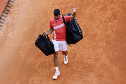 Novak Djokovic se retira visiblemente afectado de la cancha del Principado tras caer por 6-3 y 6-4.