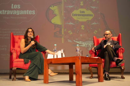Durante el conversatorio, Sylvie Duchamp y el autor del libro, Diego Pérez.