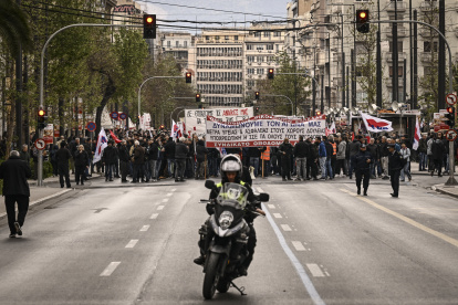 La gente participa en una manifestación sindical durante una huelga general de 24 horas por el alto coste de la vida en Atenas el 9 de abril de 2025. (Foto de Aris MESSINIS / AFP)
