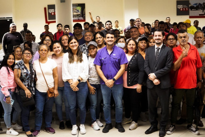 Decenas de personas en la capacitación de Ecuatorianos en Acción.