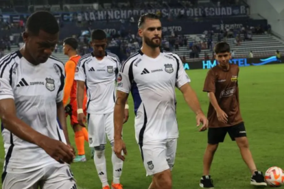 Jugadores de Emelec salieron desilusionados luego de empatar 1-1 contra Manta en la LigaPro