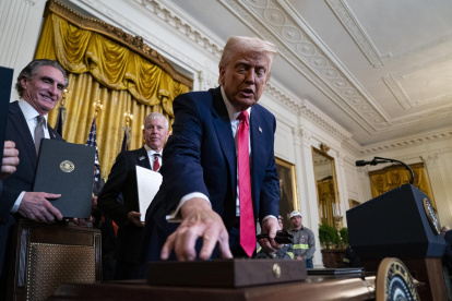 WASHINGTON (United States), 09/04/2025.- US President Donald Trump hands out pens following signing executive orders during a ceremony in the East Room of the White House in Washington, DC, USA, 08 April 2025. Trump is moving to expand the mining and use of coal inside the US, a bid to power the boom in energy-hungry data centers while seeking to revive a declining US fossil fuel industry. EFE/EPA/Al Drago / POOL