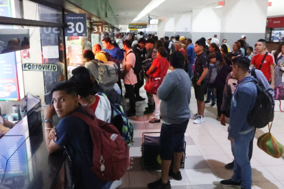 Miles de personas llegan hasta la terminal para viajar a distintas ciudades