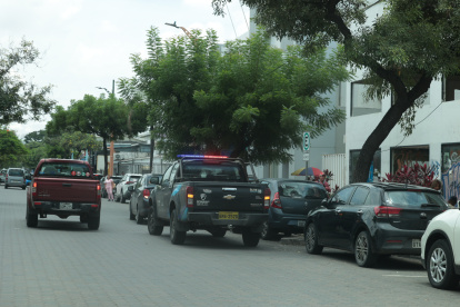 Con doce camionetas, agentes de control metropolitano patrullan Urdesa, que tiene la primera Estación de Atención Segura (EAS) de la ciudad.