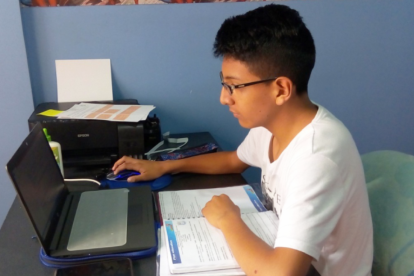 Estudiante recibe clases virtuales.