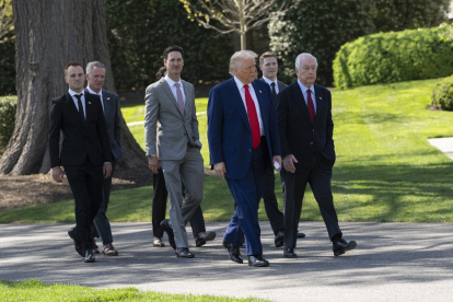 El presidente Donald Trump recibe al empresario Roger Penske y campeones de carreras en la Casa Blanca.