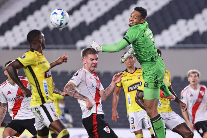 José Contreras portero de Barcelona rechaza un balón en la Copa Libertadores entre River Plate y Barcelona en el estadio Más Monumental.