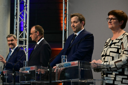 Markus Söder (CSU), Friedrich Merz (CDU) y los copresidentes del SPD, Lars Klingbeil y Saskia Esken, durante el anuncio en Berlín el 9 de abril de 2025.