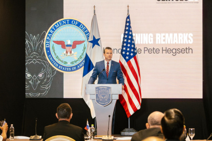 El secretario de Defensa de Estados Unidos, Peter Hegset, habla durante la Conferencia de Seguridad Centroamericana (Centsec) este miércoles 9 de abril de 2025, en Ciudad de Panamá (Panamá).