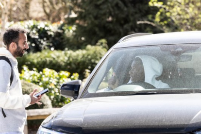 Moisés Caicedo en su auto en Inglaterra.