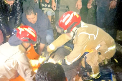 Socorristas de los bomberos rescataron a un hombre de un deslizamiento que destruyó su vivienda en la zona de Soldados, en Cuenca.