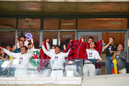 Directivos de Mushuc Runa en el estadio Mineirao.