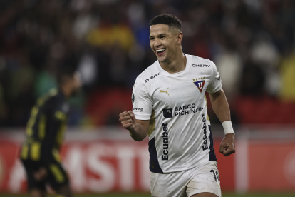 Álex Arce celebrar tras marcar el primer gol de Liga de Quito sobre Deportivo Táchira.