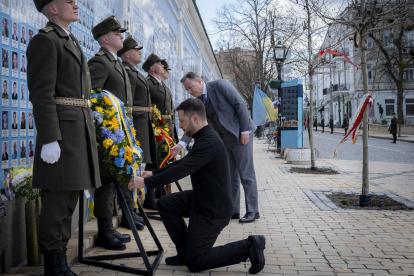 En esta fotografía, tomada y difundida por el Servicio de Prensa Presidencial de Ucrania el 8 de abril de 2025, el presidente ucraniano, Volodymyr Zelensky, y el primer ministro belga, Bart De Wever, asisten a una ceremonia de ofrenda floral en el Muro de la Memoria de los Defensores Caídos de Ucrania en Kiev, durante la invasión rusa de Ucrania.