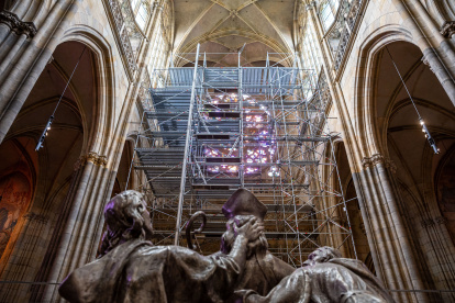 Trabajadores levantan el andamio para la instalación de un nuevo órgano en la Catedral de San Vito en el Castillo de Praga, en Praga, República Checa.