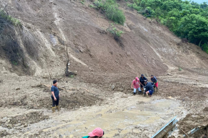 El deslizamiento de tierra en el cerro de Junín cubrió la vía E384, afectando la conexión entre Portoviejo, Junín y Bolívar.