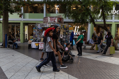 Personas caminan por Paseo Ahumada este jueves, en Santiago de Chile (Chile). EFE/ Ailen Díaz