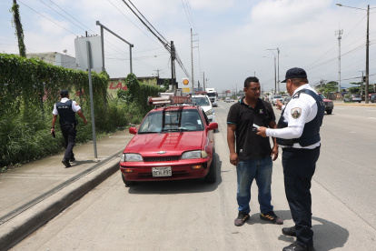 Agentes de la Comisión de Tránsito del Ecuador (CTE) realizaron operativos de control en la vía a Daule, este jueves 10 de abril.