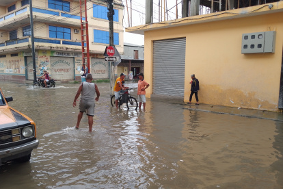 Así amanecieron las calles de El Laurel, en Daule, tras el último aguacero registrado.