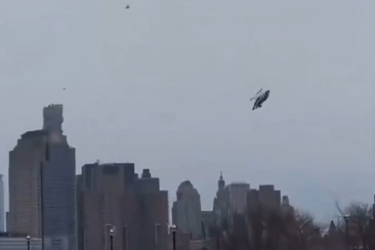 Momentos de la caída del helicóptero al río Hudson, en Nueva York, la tarde de este jueves 10 de abril.