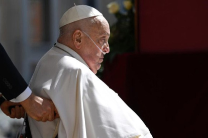 El Papa Francisco, en silla de ruedas, reza ante la tumba de San Pío X durante su visita sorpresa a la Basílica este 10 de abril.