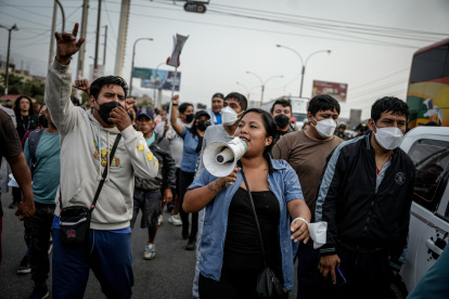 Personas participan en una manifestación de transportistas este jueves, en Lima (Perú).