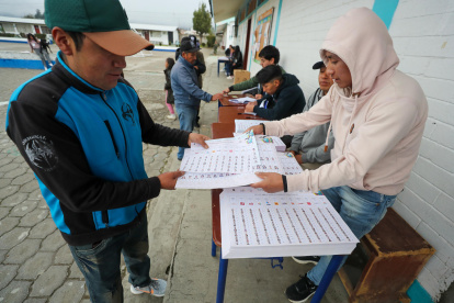 Fotografía de archivo de ecuatorianos mientras ejercen su derecho al voto.