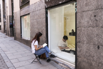 El artista mallorquín Xavibo permanecerá durante 13 días en el escaparate de una tienda de Madrid.