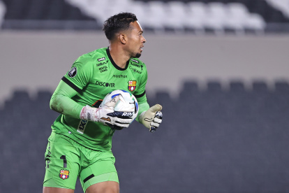 José David Contreras, portero de Barcelona, durante una atrapada de balón en el partido por la fase de grupos de la Copa Libertadores entre River Plate.