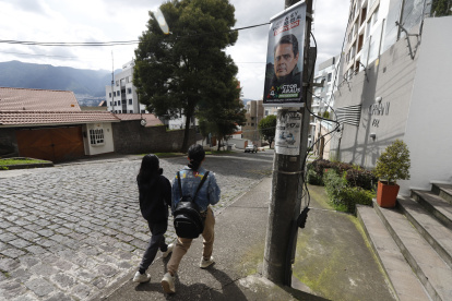 Aunque la primera vuelta acabó en febrero, elementos de propaganda política aún siguen en postes.