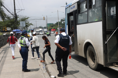 En la vía a Daule, personal de la Comisión de Tránsito del Ecuador y de la Agencia de Tránsito y Movilidad realizaba labores de patrullaje, la mañana de este jueves 10 de abril.