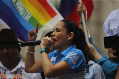 La candidata a la Presidencia de Ecuador Luisa González pronuncia un discurso este jueves, en el cierre de su campaña en Guayaquil (Ecuador).