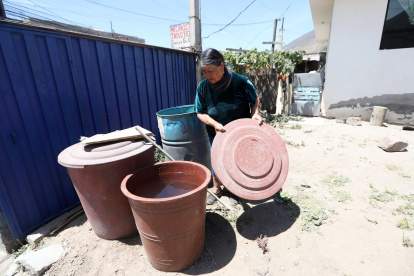 Las personas reportaron en redes sociales los reiterados cortes de agua que afectan a los barrios del norte de Quito.