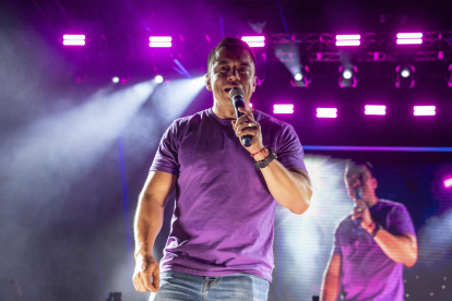 Daniel Noboa durante su cierre de campaña en Guayaquil, rodeado de banderas, simpatizantes y figuras de cartón que se volvieron ícono de su candidatura.