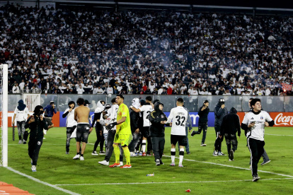 El partido entre Colo Colo y Fortaleza fue suspendido después de graves incidentes en las gradas del Estadio Monumental, que obligaron a la intervención de las autoridades.