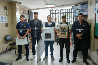 Ciudadanos ecuatorianos se preparan para elegir entre Daniel Noboa y Luisa González en la segunda vuelta presidencial de este 13 de abril.