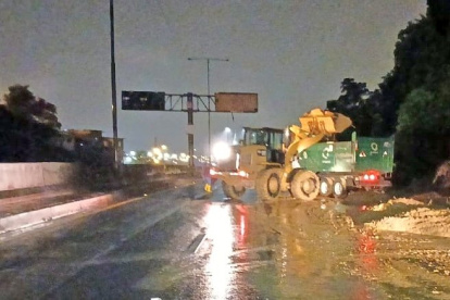 Con maquinaria pesada se retiraba el material pétreo de un tramo de la vía Perimetral, la madrugada de este viernes 11 de abril.