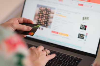 Compras. Comprar en línea puede ser una riesgoso sino se verifica la página ni se lee los comentarios de otros usuarios.