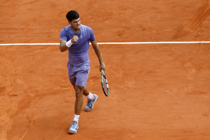 Alcaraz celebra tras vencer a Arthur Fils por 4-6, 7-5 y 6-3